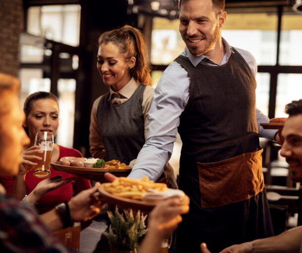 Ober brengt het eten tijdens Crazy Dinner